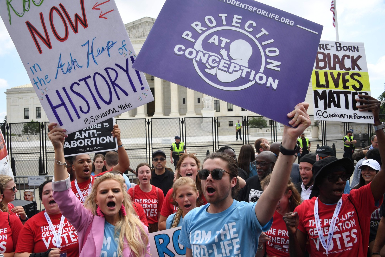 Conservadores contra o aborto comemoram decisão da Suprema Corte dos EUA em Washington, DC  — Foto: OLIVIER DOULIERY / AFP