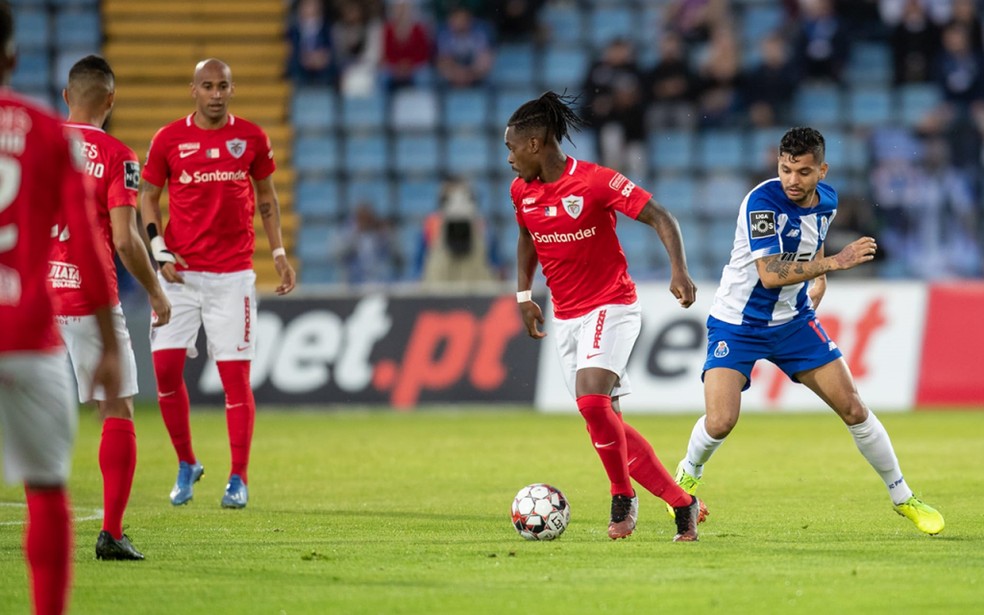 Lincoln em ação pelo Santa Clara contra o Porto — Foto: Divulgação / CD Santa Clara