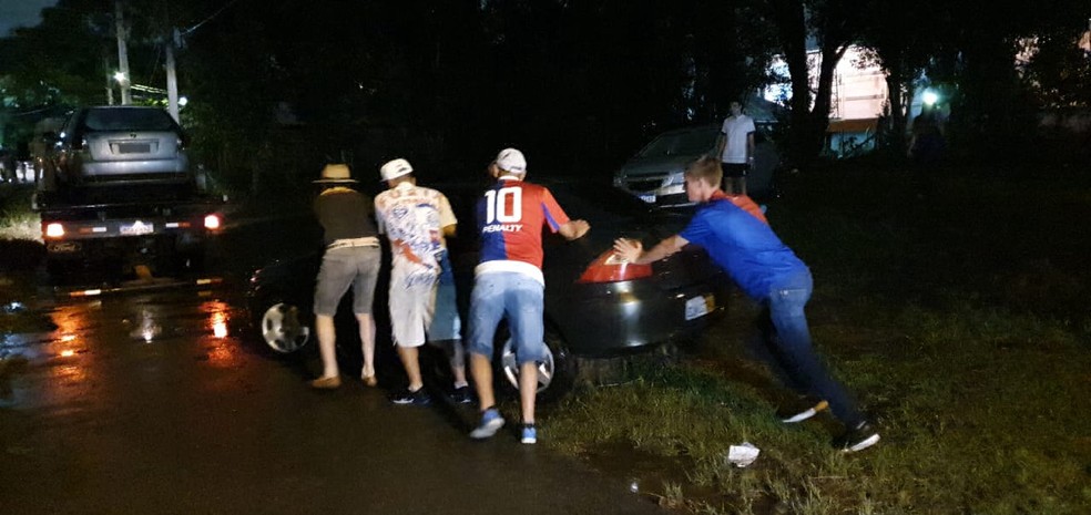 Carros de torcedores que estavam na partida entre Paraná Clube e Cianorte foram danificados, em Curitiba. — Foto: Wilson Kirsche/RPC