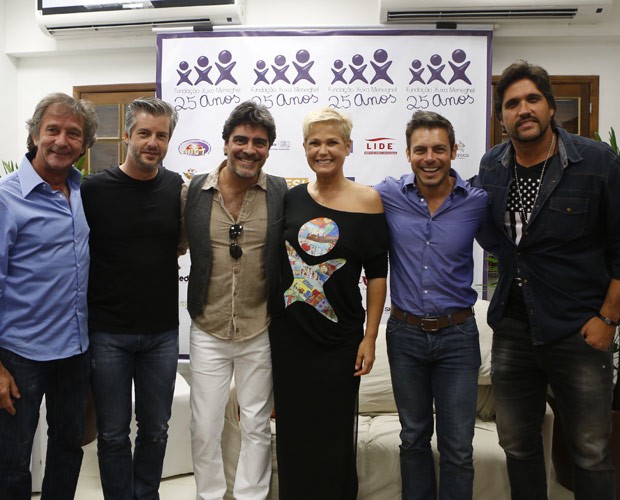 Xuxa posa com os convidados (Foto: Artur Meninea / Gshow)
