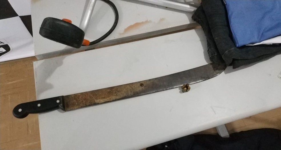 O facÃ£o usado para o crime foi encontrado na casa do suspeito, em AraucÃ¡ria. â Foto: DivulgaÃ§Ã£o/PCPR