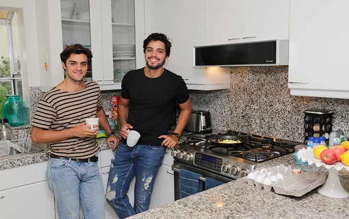 Felipe Simas e o irmão, Rodrigo Simas