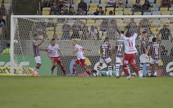 Jogadores do Vila Nova comemoram gol contra o Fluminense  Foto: Andr Duro