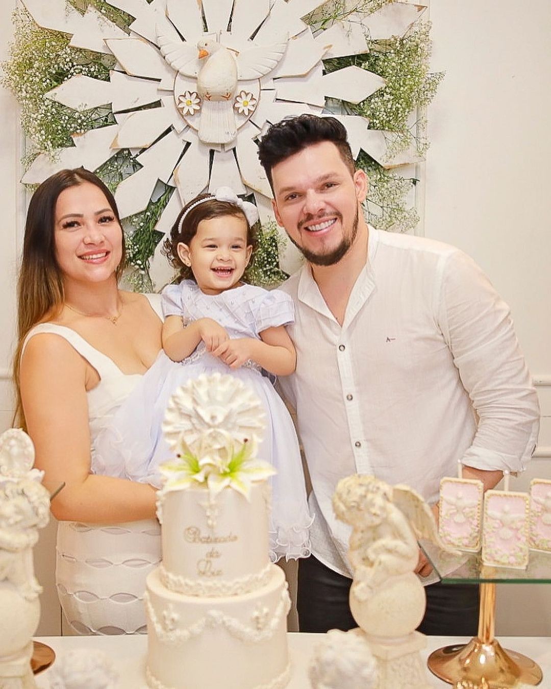 O cantor Thiago Costa é pai de uma menina, Liz, fruto do casamento com Idiane Caldas (Foto: @carolmarquesfotografia / Reprodução Instagram)