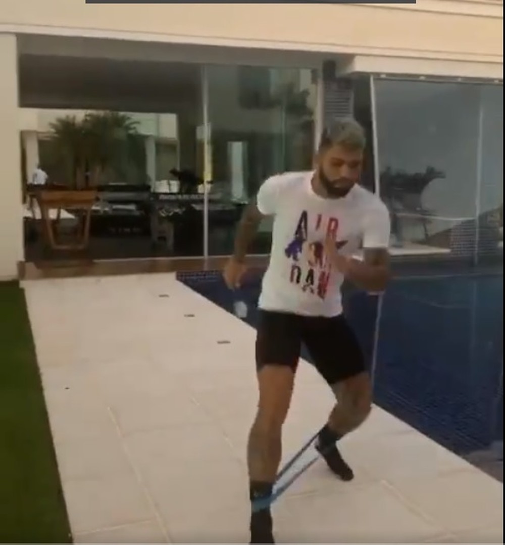 Em casa, Gabigol mantém rotina de treino à espera do retorno das competições