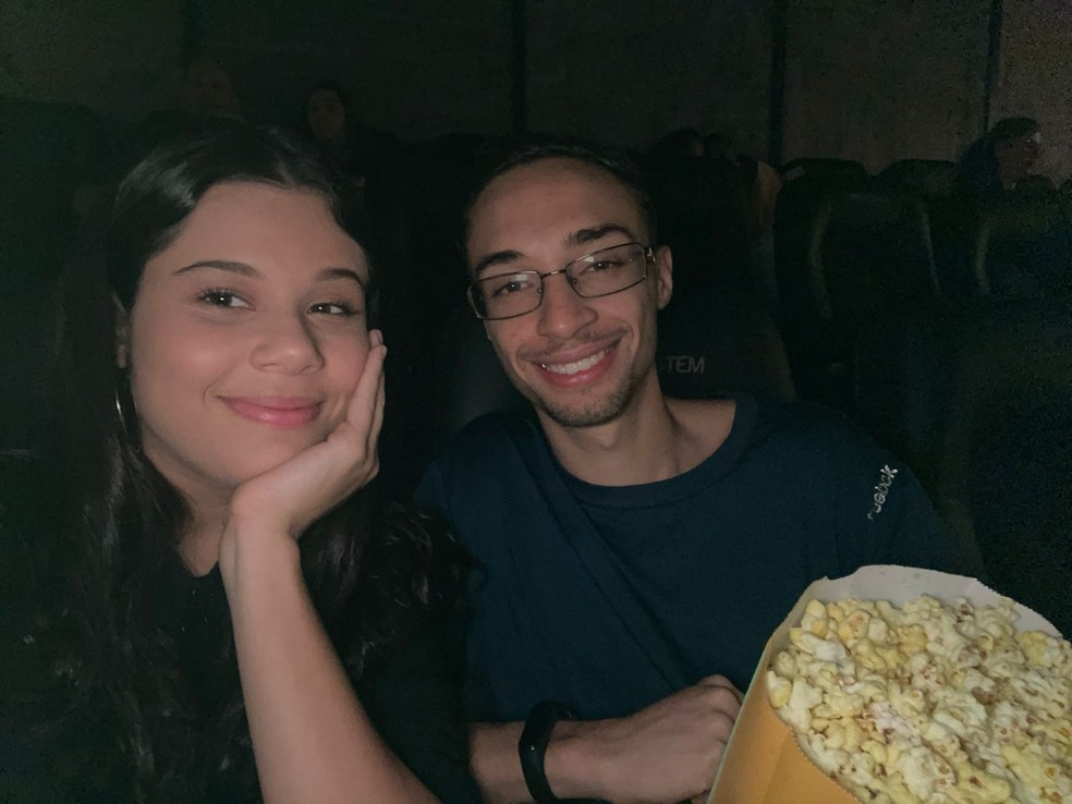 Lucas Tejedor com a namorada no cinema comendo pipoca — Foto: Arquivo Pessoal