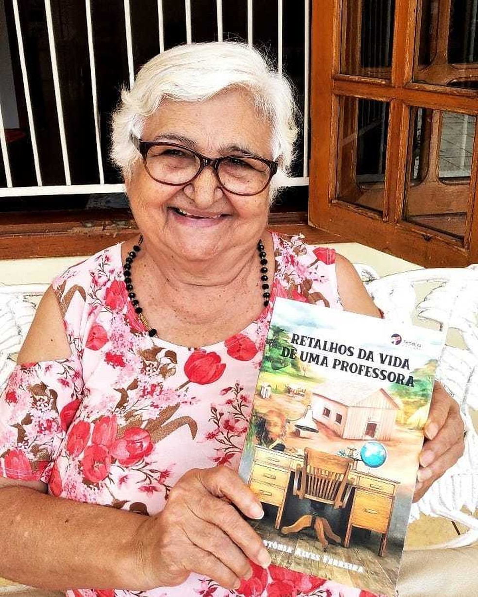 Antônia realizou o sonho de escrever um livro aos 77 anos — Foto: Redes Sociais/Reprodução