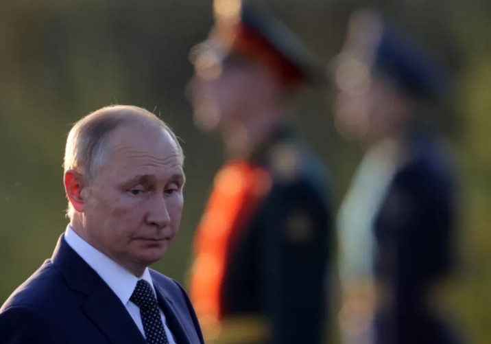Espiões ocidentais acreditam que o presidente da Rússia está preso em um mundo fechado e criado por ele mesmo (Foto: Getty Images via BBC)