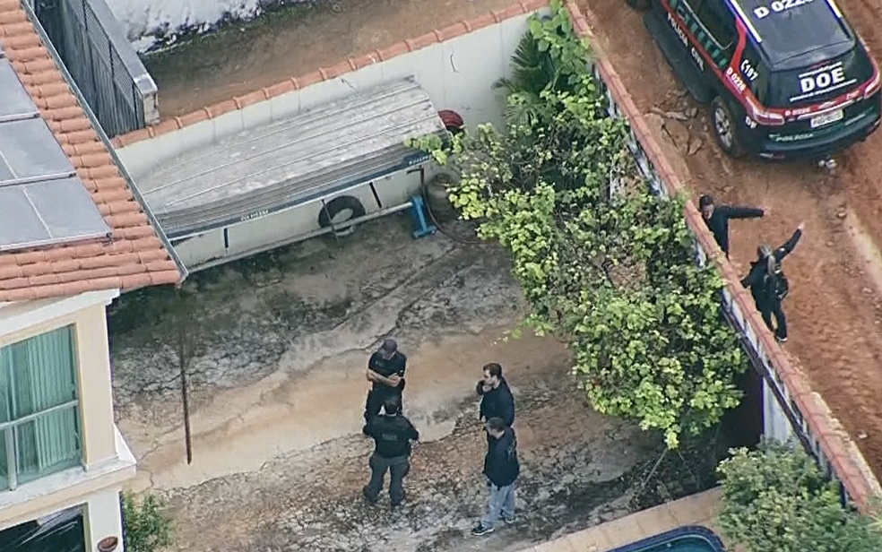 Policiais civis cumprem mandado de prisão em Vicente Pires, no DF, durante Operação Paiol (Foto: TV Globo/Reprodução)