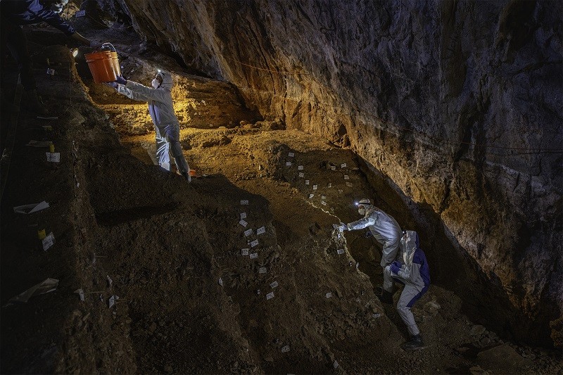 Há 30 mil anos, humanos utilizaram caverna no México como hotel. Pesquisadores analisam camadas de sedimentos na Caverna Chiquihuite (Foto: Devlin A. Gandy)