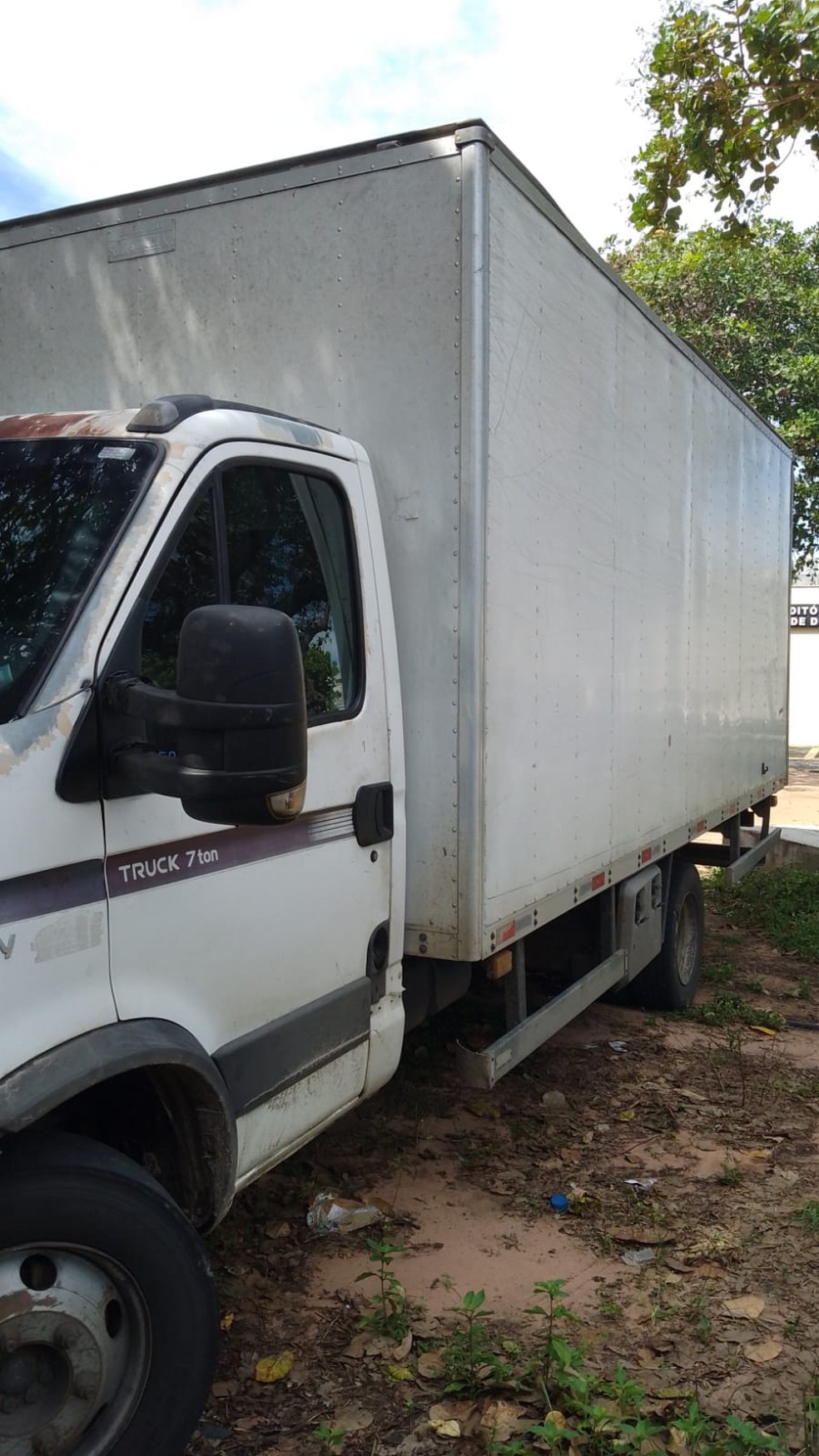 Caminhão que estava com carga de confecções apreendida foi localizado horas após a fuga, na Grande Natal, mas o material não foi encontrado.  — Foto: Polícia Civil/Cedida