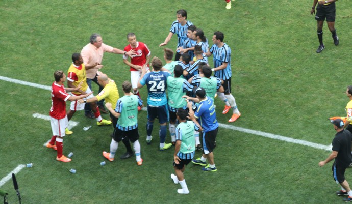 Gre-Nal com goleada gremista tem confusão no final