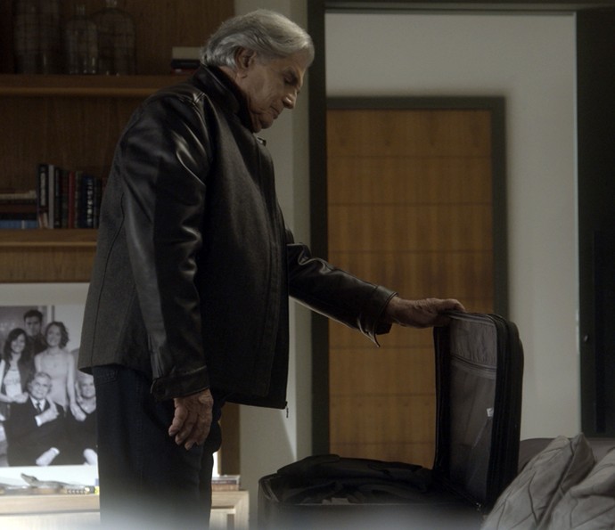 Fausto faz as malas para fugir com Suzana (Foto: TV Globo)