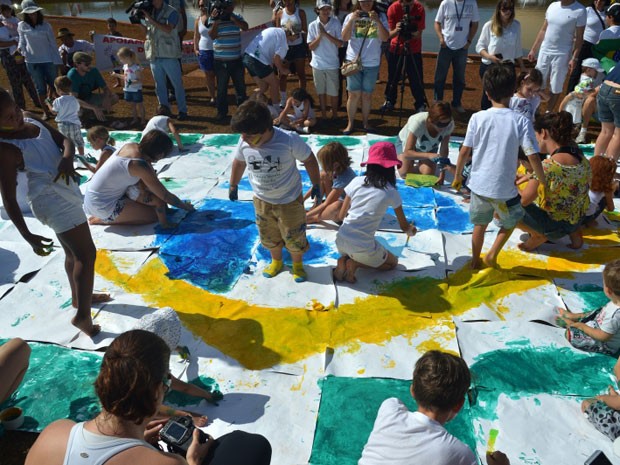 Meninos e meninas de diversas idades participaram da manifestação, que demonstrou apoio a protestos em todo o país por melhores condições de vida (Foto: Wilson Dias / Agência Brasil)