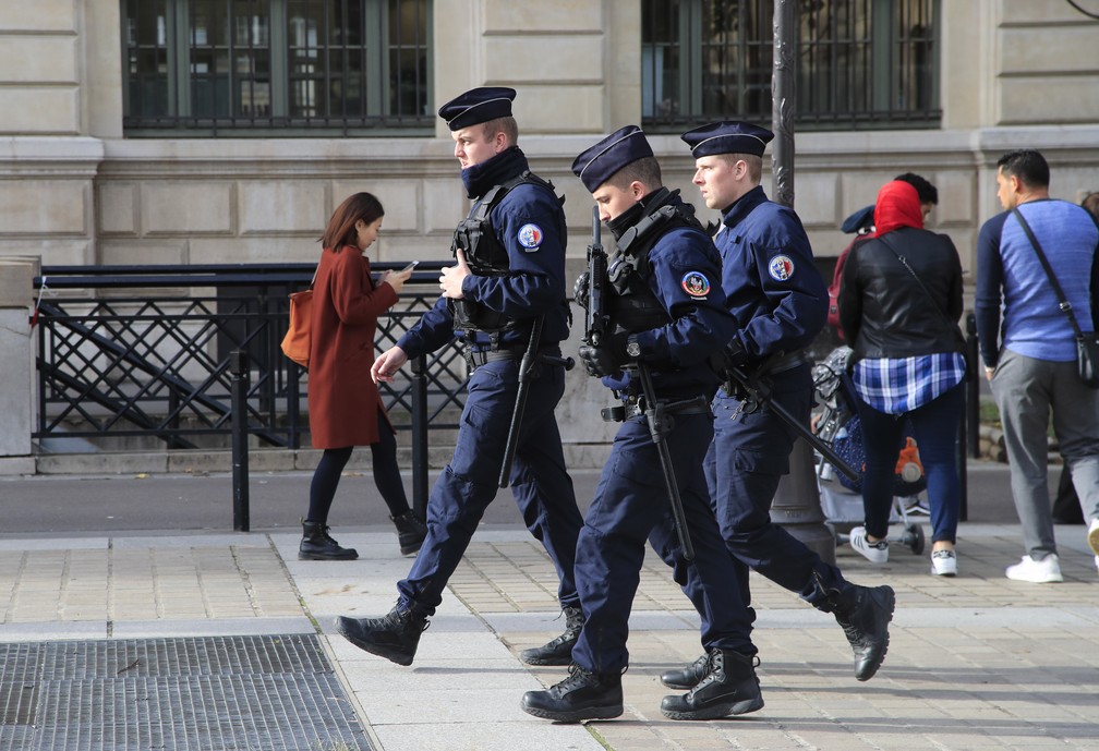 Policiais patrulham proximidades da sede da Polícia de Paris nesta sexta-feira (4), um dia após ataque a faca deixar quatro funcionários mortos — Foto: Michel Euler/AP Photo