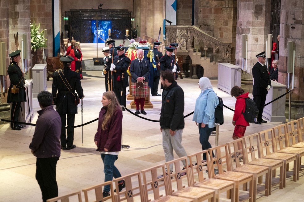 Rei Charles III faz vigília no velório da rainha Elizabeth II, em Edimburgo, na Escócia, nesta segunda-feira (12). — Foto: Jane Barlow/AP