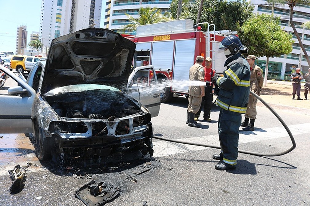 Corpo de Bombeiros controlou incêndio em carro durante a manhã desta terça-feira (15), em Natal. — Foto: Corpo de Bombeiros/Divulgação