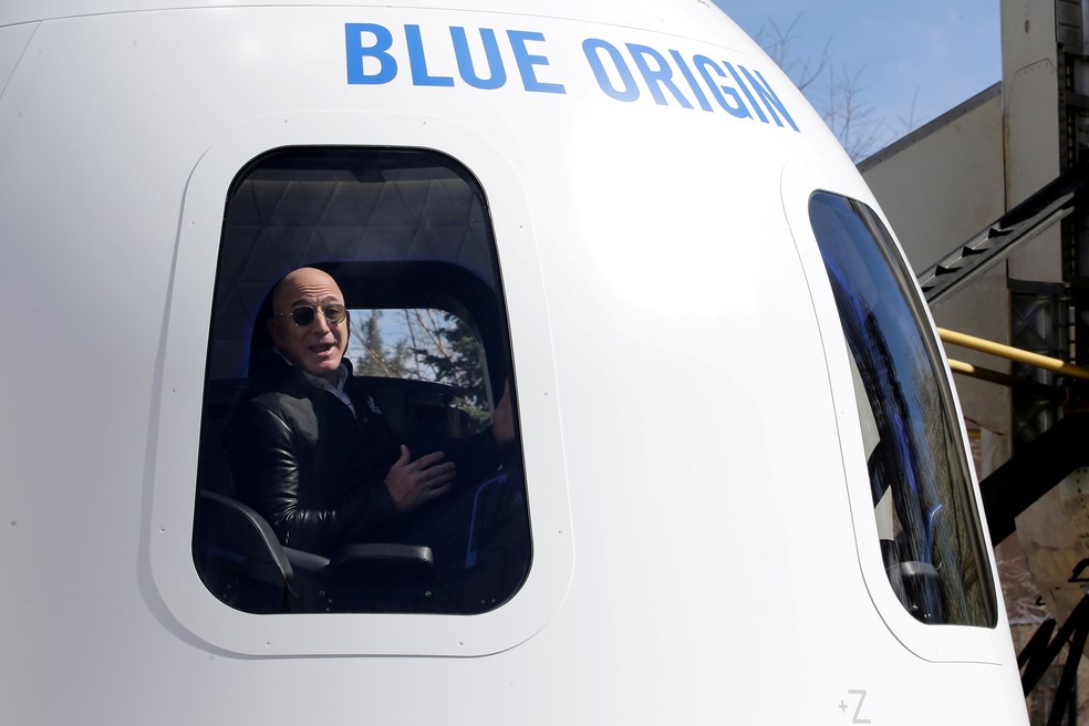 Jeff Bezos, fundador da Blue Origin, dentro de cápsula New Shepard — Foto: Isaiah J. Downing/Reuters