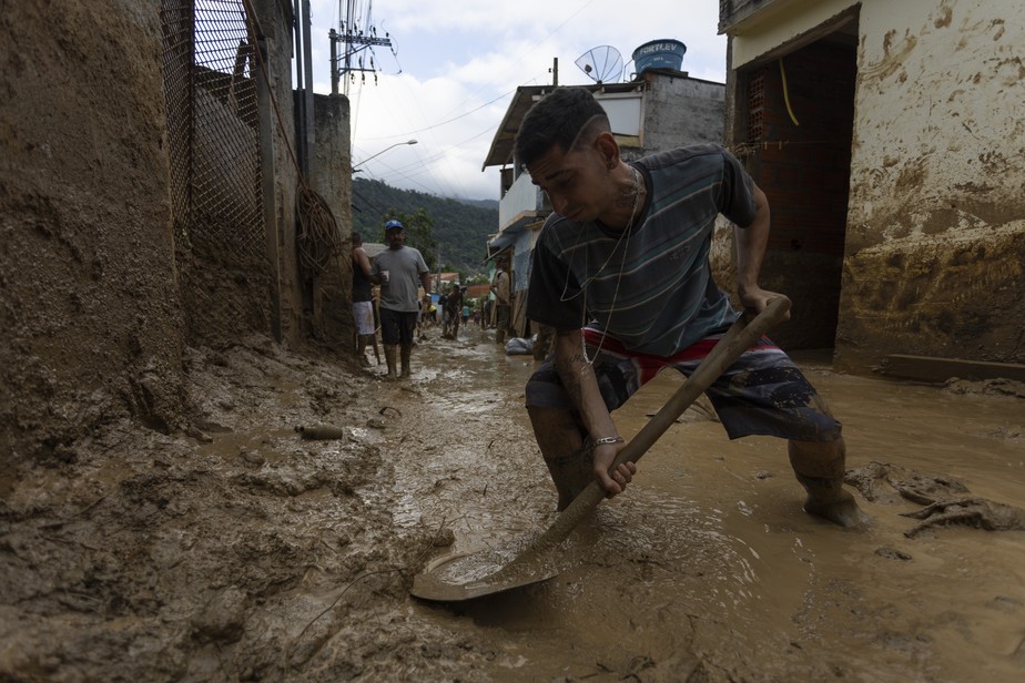Chuva deixou rastro de destruição no Bairro Itatinga, em São Sebastião (SP)