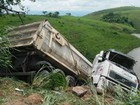 Carreta cai em ribanceira após bater em ônibus em Volta Redonda, RJ