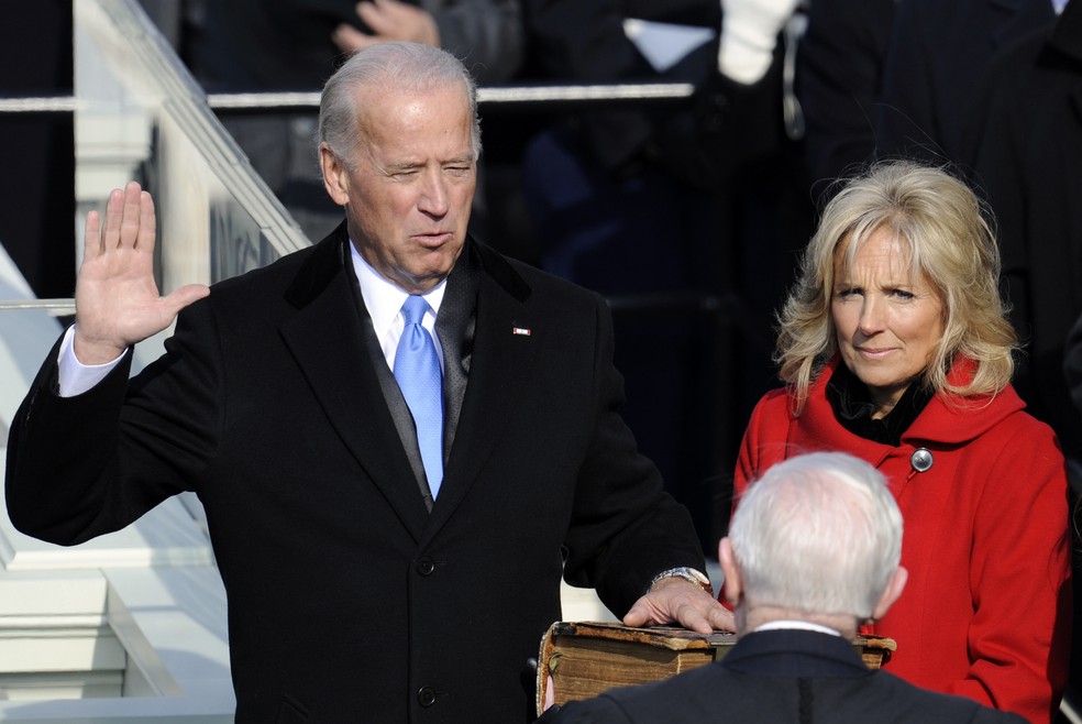 Joe Biden é empossado como vice-presidente dos Estados Unidos ao lado de sua esposa Jill Biden durante as cerimônias de posse no Capitólio dos Estados Unidos em Washington, em 20 de janeiro de 2009 — Foto: Timothy A. Clary/AFP