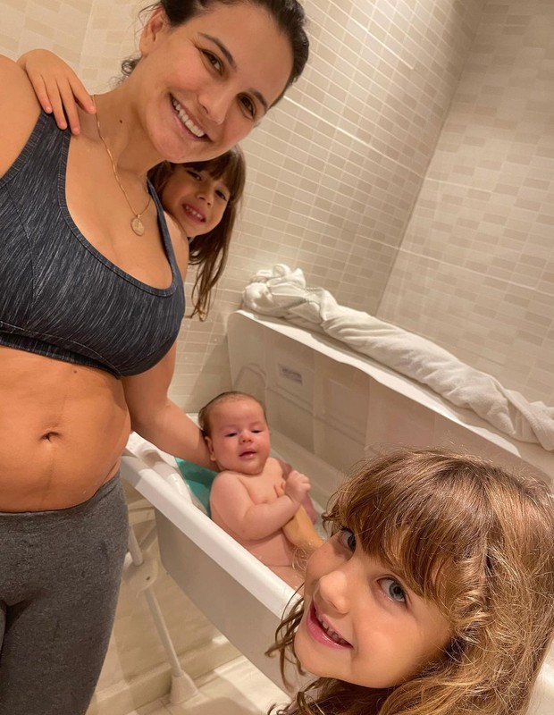Kyra Gracie recebe ajuda de Ayra e Kyara para banho em Rayan (Foto: Reprodução/Instagram)