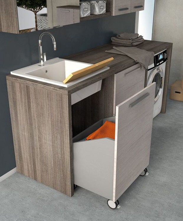 Lavanderia: Compartimentos com rodinhas auxiliam na hora de separar a roupa suja e levá-las a máquina de lavar  (Foto: Pinterest/Reprodução)