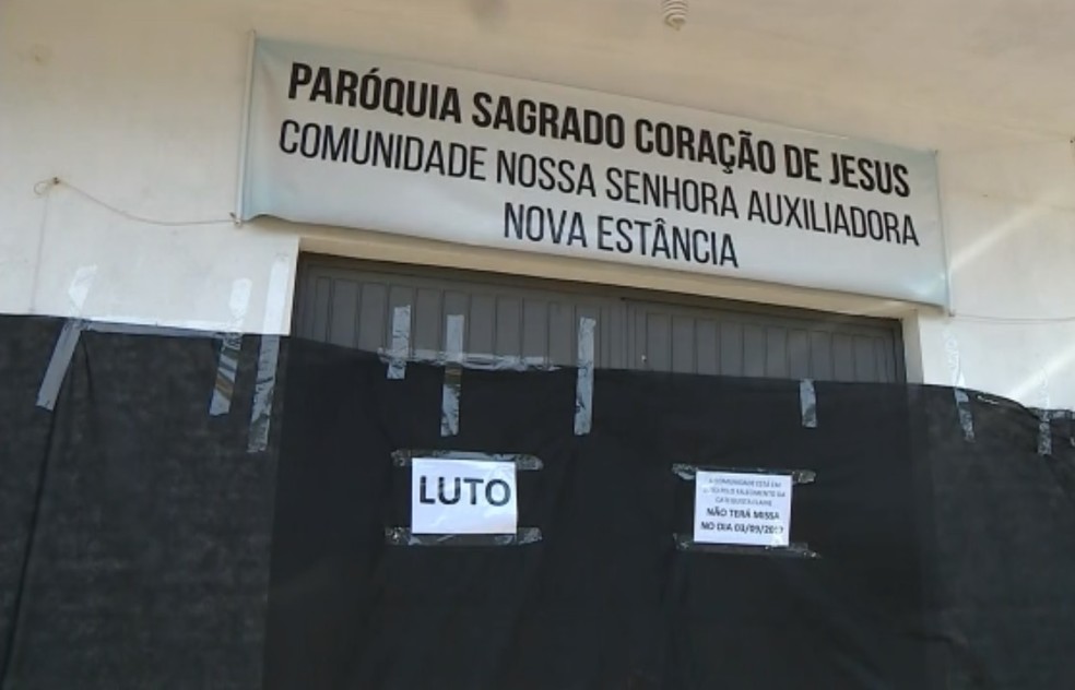 Cartazes de luto foram colocados em paróquia onde catequista morta lecionava (Foto: Reprodução/RBS TV)