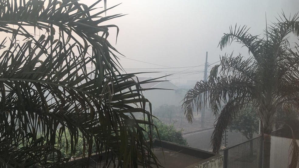 Fumaça encobre o céu de Rondonópolis (MT) e prejudica moradores — Foto: Walter Quevedo/TVCA