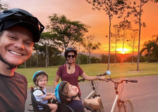 Michel Teló relembra passeio de bike em família (Foto: Reprodução/Instagram)