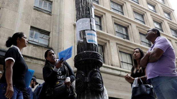 Pessoas olham anúncios de emprego no centro de São Paulo, no Brasil - trabalho - desemprego - recolocação (Foto: Paulo Whitaker/Reuters)