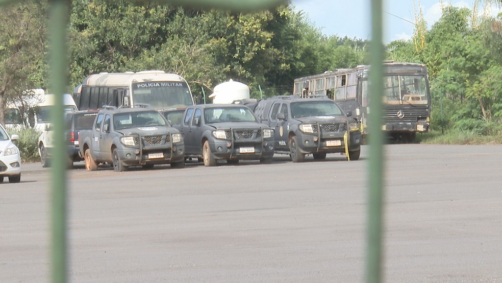 Viaturas paradas, sem uso, no pátio da Polícia Militar do DF — Foto: TV Globo/Reprodução