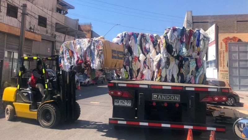 As roupas usadas chegam em sacos e são selecionadas na zona franca para revenda em todo o Chile (Foto: Fernanda Paúl via BBC News)
