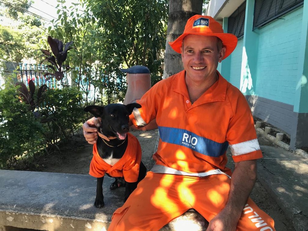'Ele começou a vir trabalhar porque, quando eu venho no carro, ele quer vir', explicou Mineiro — Foto: Cristina Boeckel/ G1