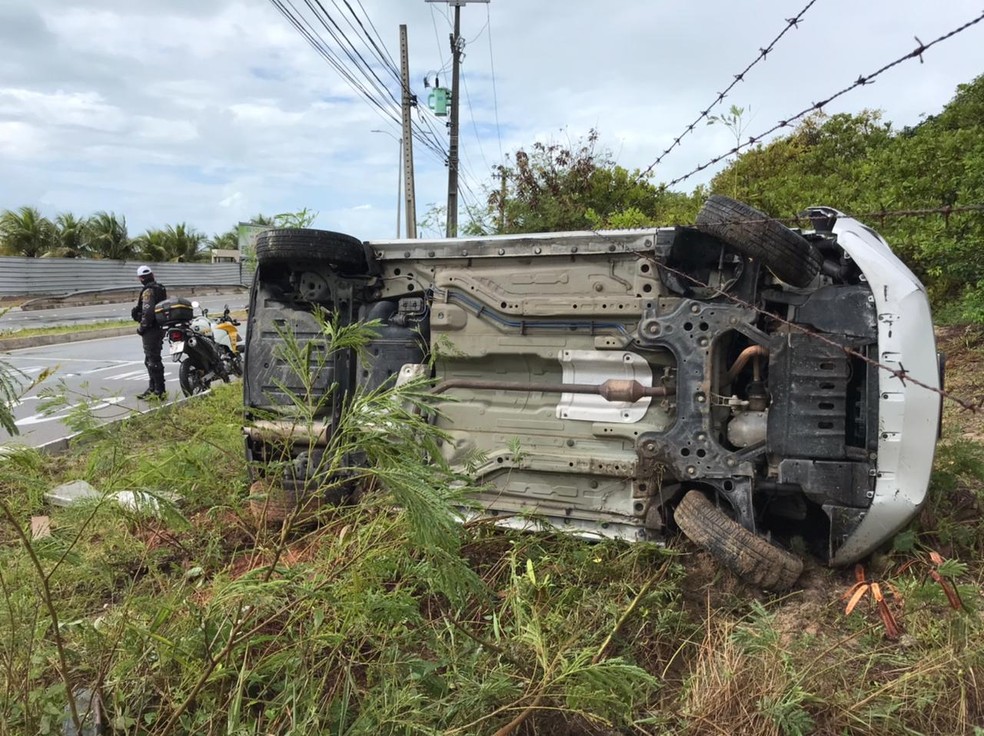 Carro capotou ap&oacute;s derrapar na Via Costeira em Natal, na manh&atilde; desta sexta-feira (9) &mdash; Foto: Ayrton Freire/Inter TV Cabugi