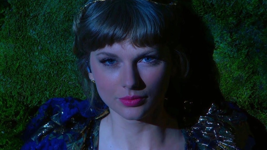 Taylor Swift se apresentando no Grammy 2021