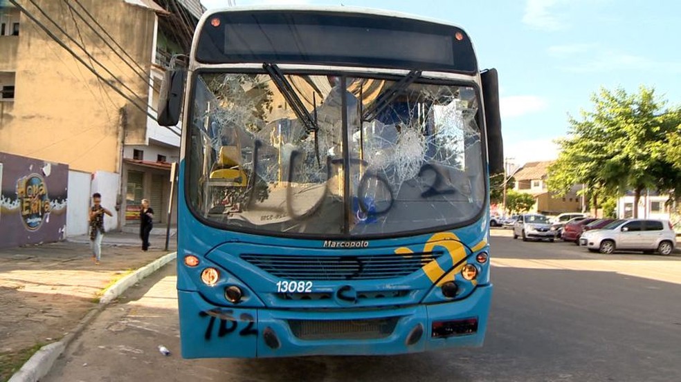 Ônibus foi apedrejado por manifestantes, em Vila Velha (Foto: Paulo Cordeiro/ TV Gazeta)