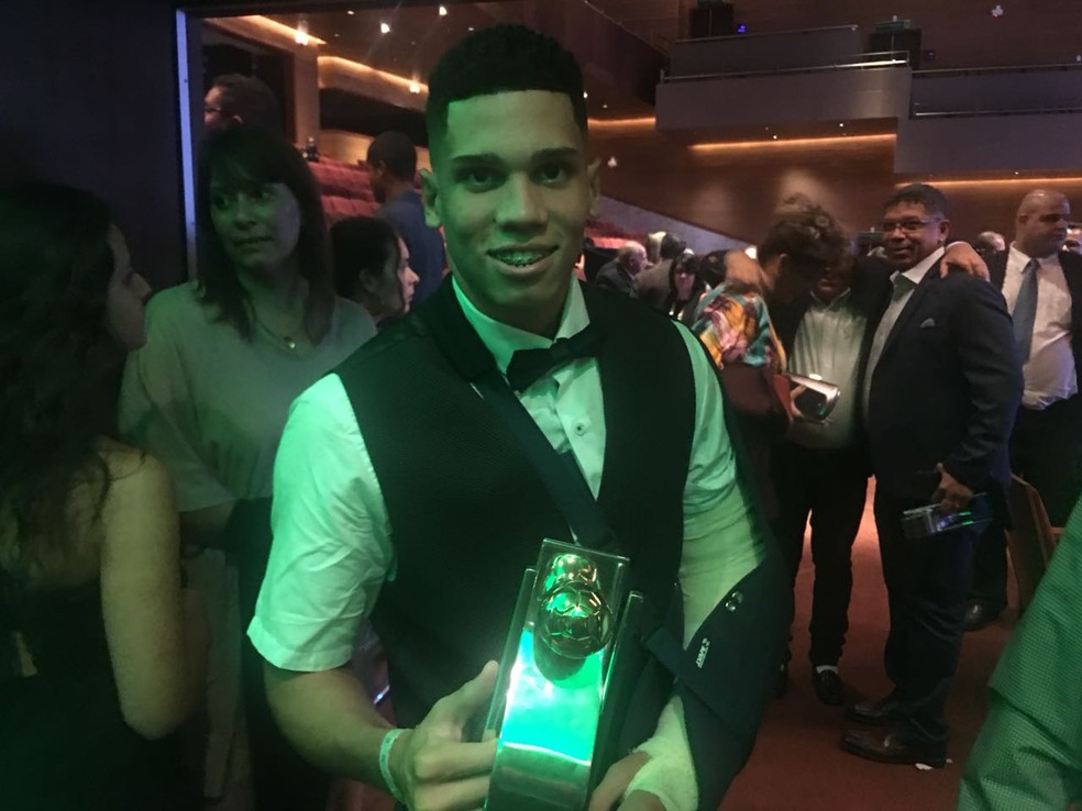 Paulinho com prÃªmios do CariocÃ£o: jovem foi craque e revelaÃ§Ã£o (Foto: Giba Perez/GloboEsporte.com)