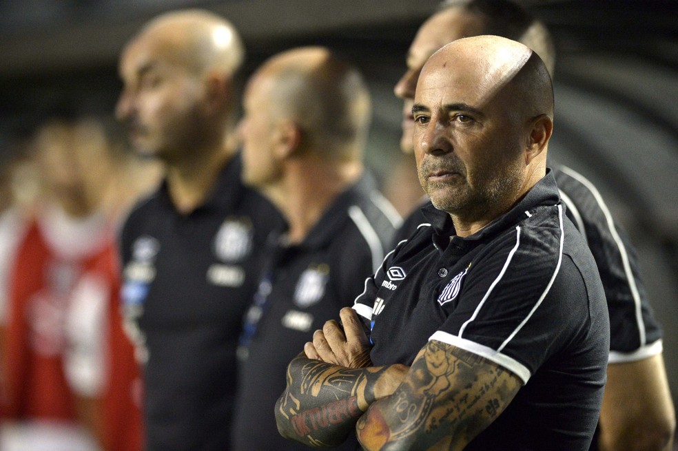 Sampaoli na partida contra o Guarani — Foto: Marcos Ribolli