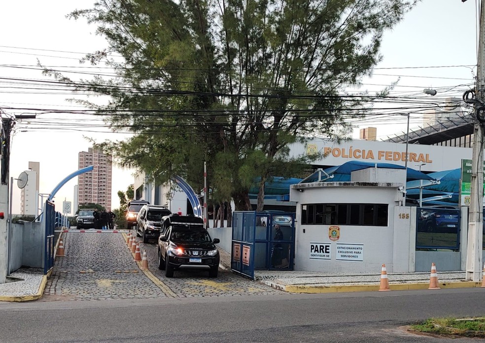 Viaturas deixam sede da Polícia Federal no Rio Grande do Norte  — Foto: PF/Cedida