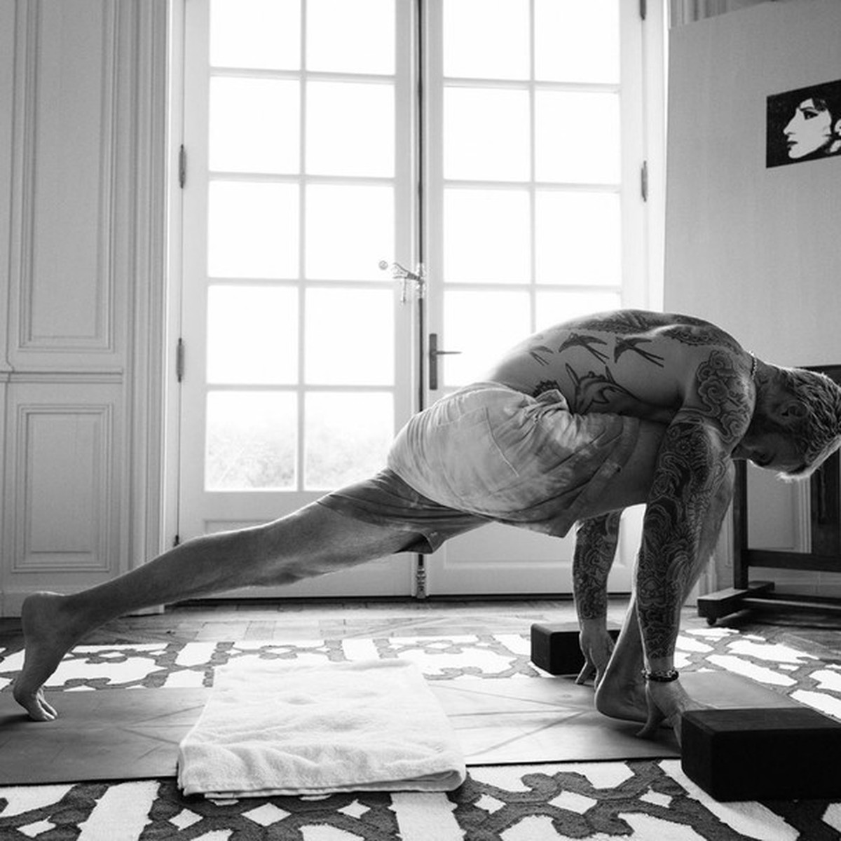 Adam Levine posa fazendo yoga: 