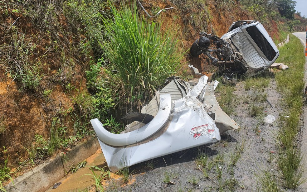 Motorista sai ileso e caminhonete fica destruída após bater em caminhão no extremo sul da Bahia — Foto: Reprodução/Redes Sociais