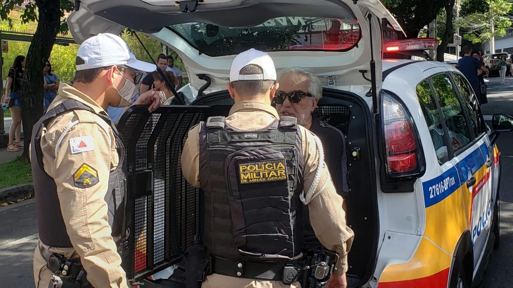 Suspeito foi preso e colocado na viatura da Polícia Militar — Foto: Carlos Eduardo Alvim/TV Globo
