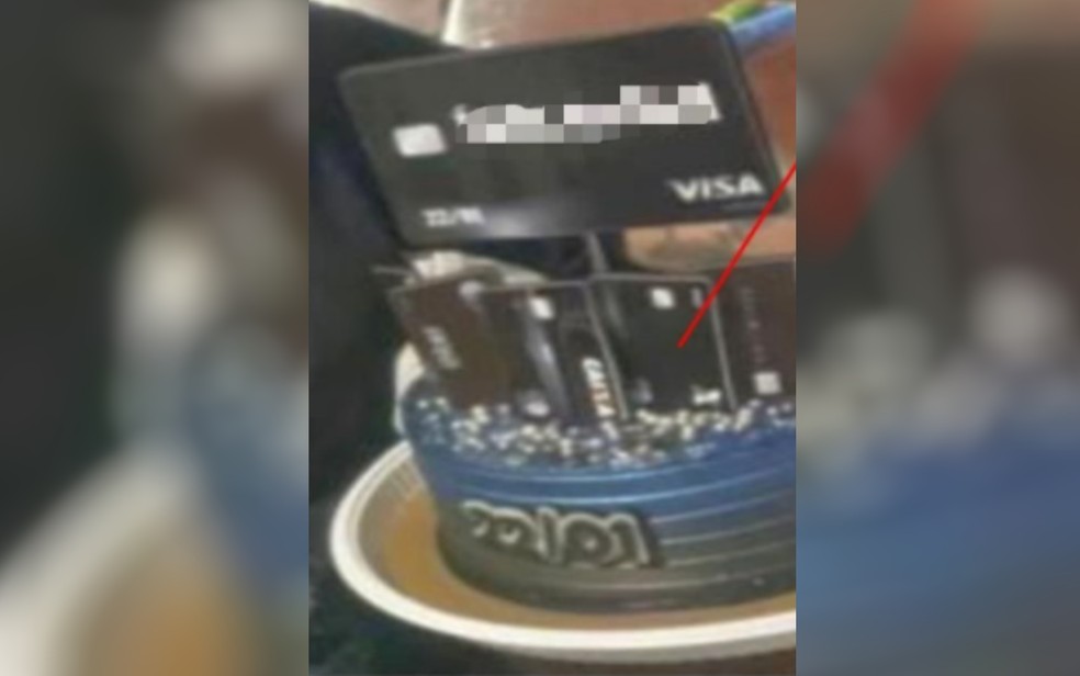 Casal preso suspeito de clonagem de cartes fez bolo de aniversrio com o tema em Goianira, Gois  Foto: Divulgao/Polcia Civil
