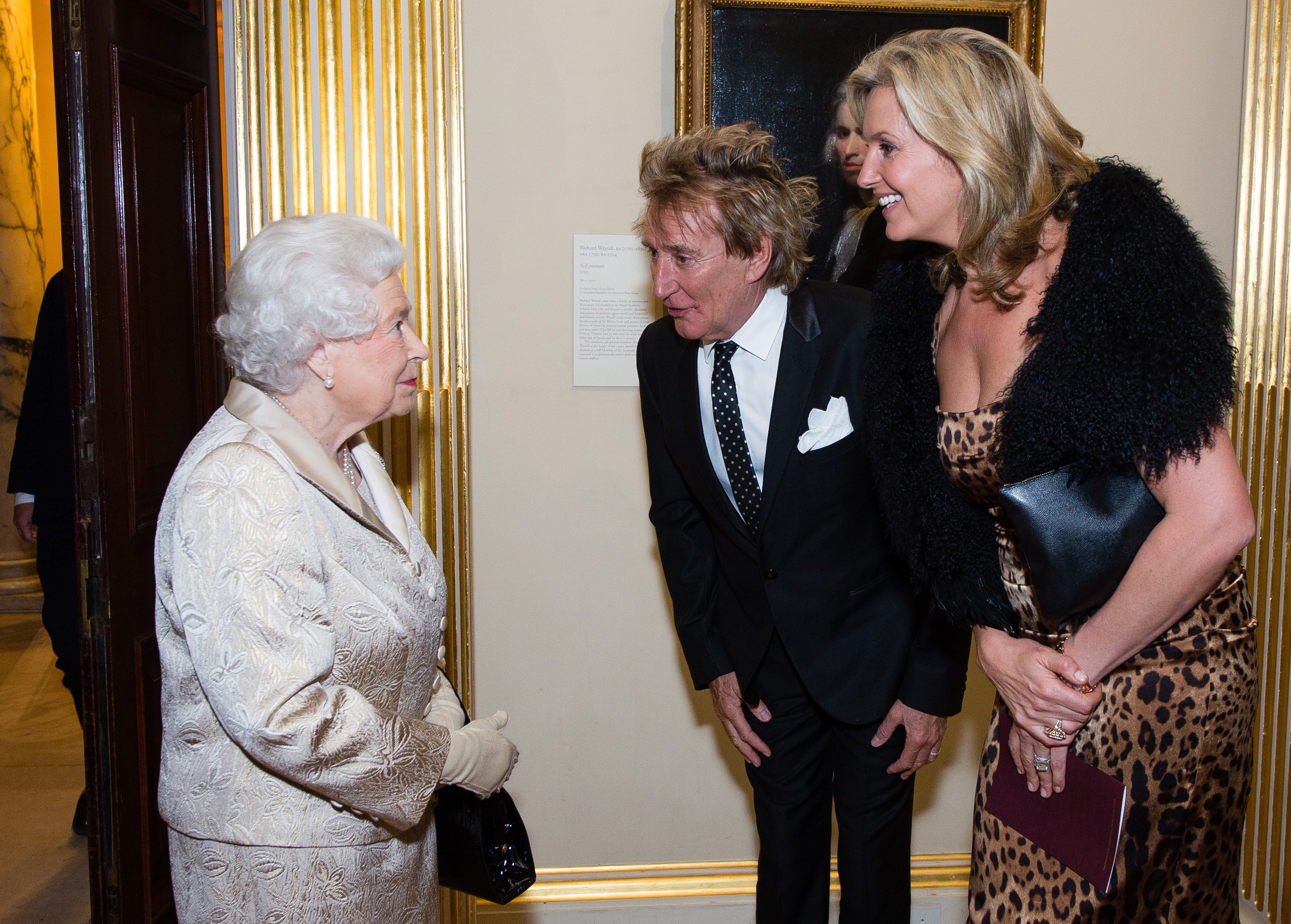Rainha Elizabeth II em encontro com Rod Stewart e Penny Lancaster, em 2016 (Foto: Getty Images)