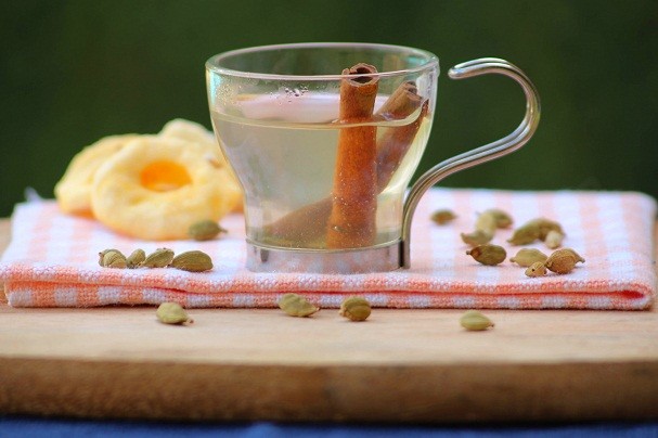 Chá de maça leva matcha e canela no modo de preparo (Foto: Divulgação) Chá de maça leva matcha e canela no modo de preparo (Foto: Divulgação)