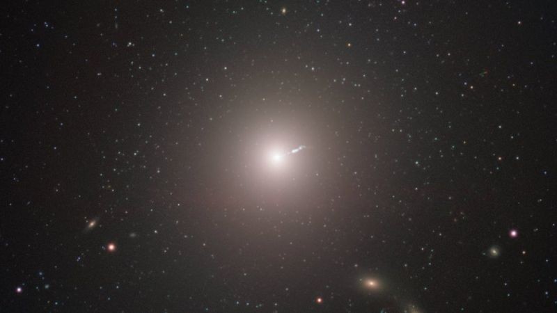 O buraco está no centro da galáxia Messier 87, a 55 milhões de anos-luz da Terra (Foto: ESO)