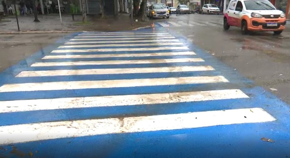 Faixas de pedestres pintadas de azul e branco em Rio Branco viram memes nas redes sociais | Acre | G1