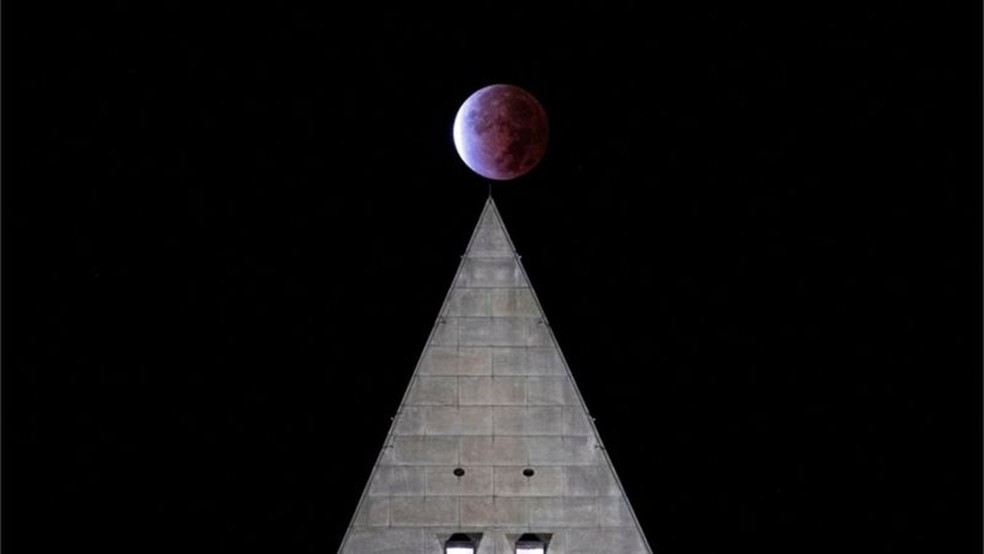 Eclipse lunar parcial em Washington DC; em primeiro plano, Monumento a Washington — Foto: Reuters via BBC
