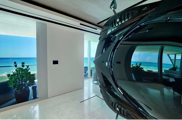 Carro é usado para dividir ambientes em apartamento de Miami (Foto: Divulgação)